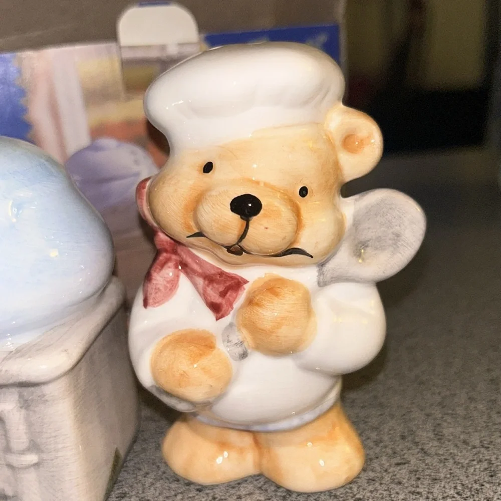 NWT Home Trends Ceramic Chef Bear & Stove w/ Honey Pot Salt & Pepper Shaker Set